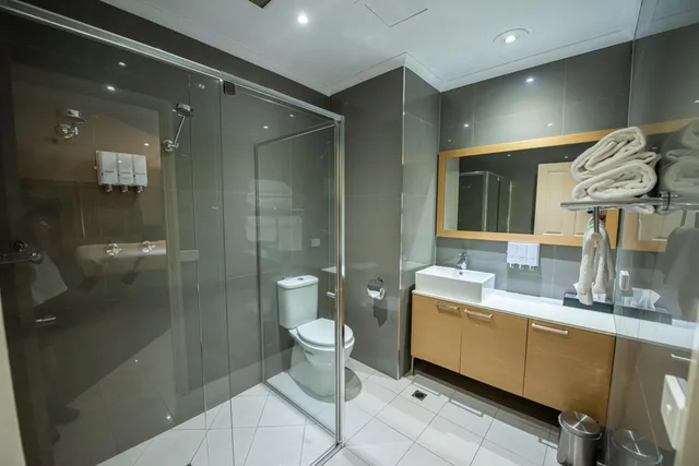غرفة ديلوكس بسريرين منفصلين وسرير كينج وسرير كوين، Best Western Plus Hovell Tree Inn 5/5