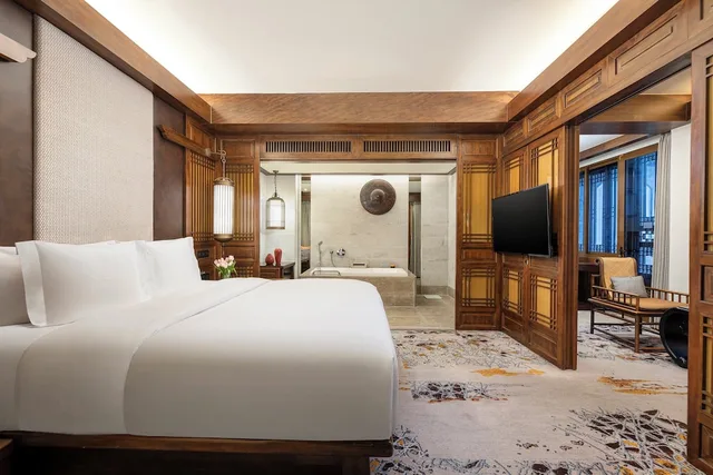غرفة بريميوم بسرير كينج، INTERCONTINENTAL LIJIANG ANCIENT TOWN RESORT 3/6