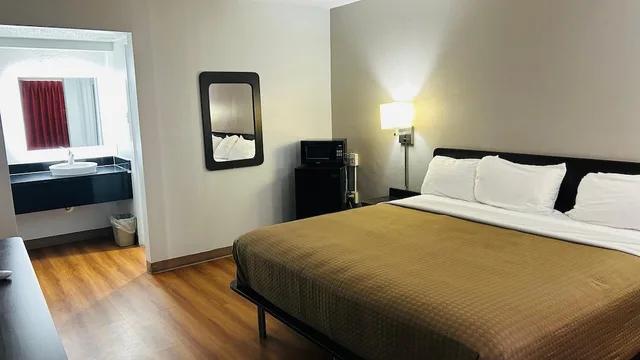 غرفة بسرير كينج لذوي الإعاقة، Super 7 Inn Tupelo 1/5