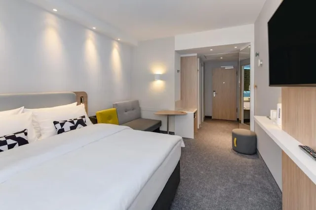 غرفة بسرير كوين، Holiday Inn Express Marne la Vallee Val d Europe an IHG Hotel 1/2