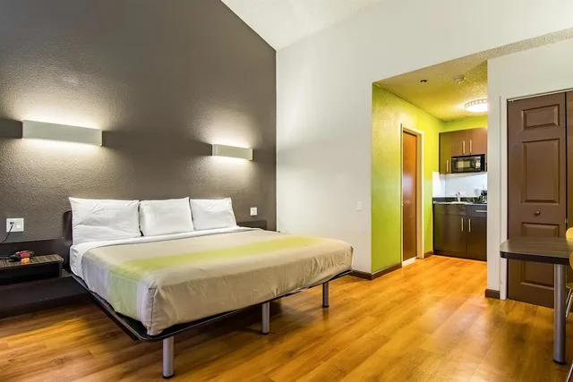 غرفة قياسية بسرير كينج لذوي الإعاقة، Studio6 Cypress, CA 2/6