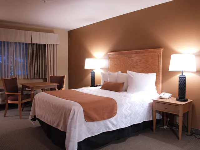 جناح كبير بسرير كينج مع أريكة بحوض استحمام لذوي الإعاقة، Best Western Plus Caldwell Inn & Suites 3/4