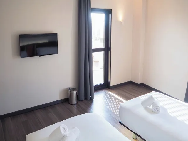 غرفة قياسية بسريرين منفصلين لذوي الإعاقة، easyHotel Barcelona Fira 3/10