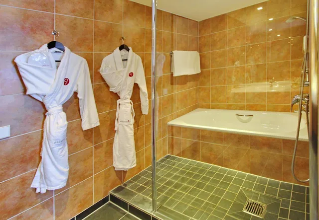 جناح جونيور، Arcotel Rubin Hotel 7/7