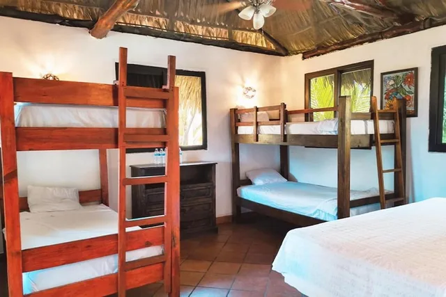 غرفة رباعية بسرير كينج وأسرّة بطابقين بإطلالة على البحر، Marbella Eco Lodge 3/4