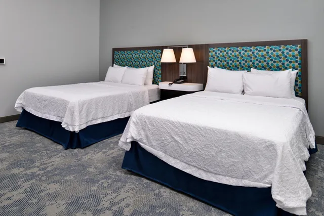 غرفة بسرير كوين بحوض استحمام لذوي الإعاقة، Hampton Inn Cedar Falls Downtown Ia 1/10