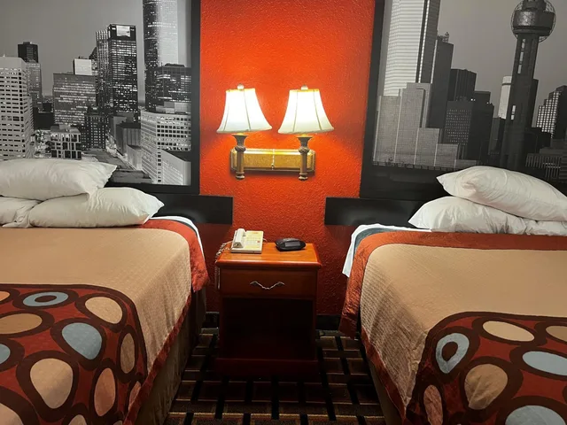غرفة بسريرين كوين بحوض استحمام لذوي الإعاقة، Super 8 By Wyndham Brookshire Tx 7/10