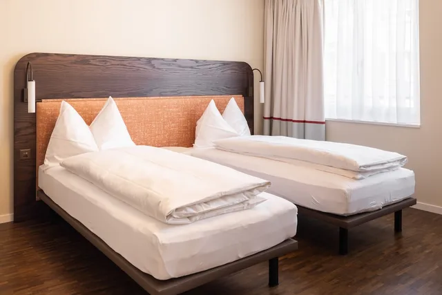 شقة سوبيريور بسريرين منفصلين وسرير كينج بشرفة بغرفتي نوم مع أريكة، Ema House Serviced Apartments Seefeld 5/10