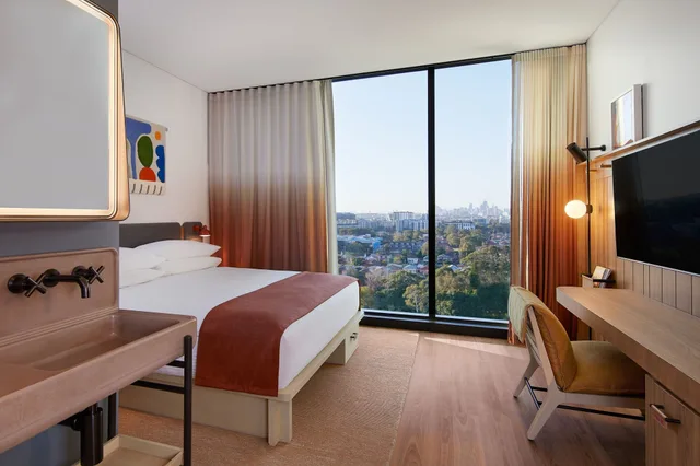 Moxy, Queen Bed, City View, High Floor، Moxy Sydney Airport 2/5
