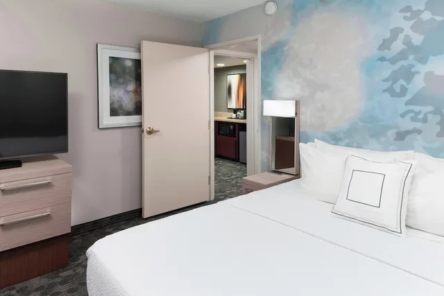 جناح إليت بسرير كينج بشرفة مع أريكة، Courtyard Tuscaloosa By Marriott 1/1