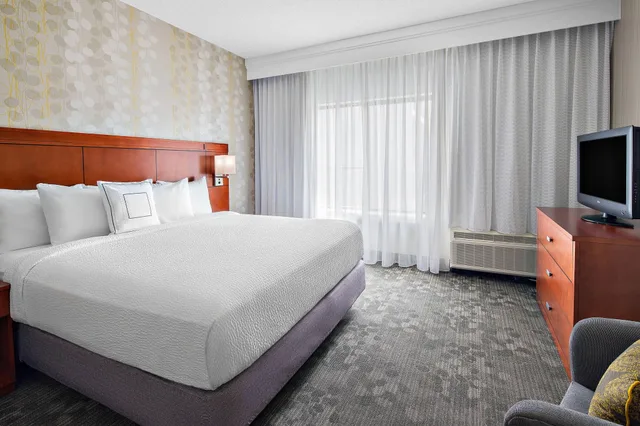 1 Bedroom, Suite, King Bed, Courtyard Pittsburgh Airport 1/5