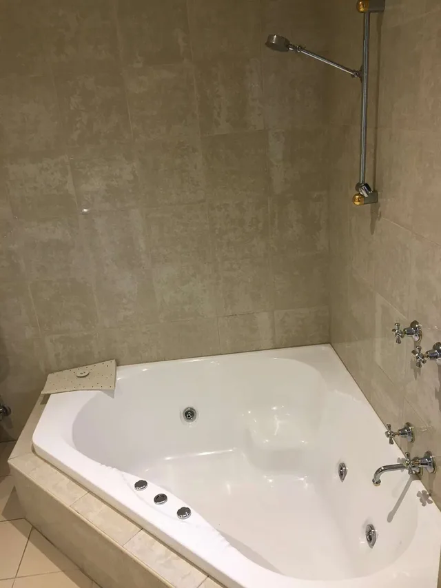غرفة بسرير كوين بحوض جاكوزي، Best Western the Tudor Box Hill 4/4