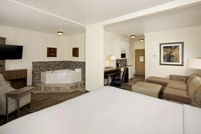 جناح بسرير كينج بجاكوزي، Holiday Inn Express Hotel And Suites Paso Robles 5/8