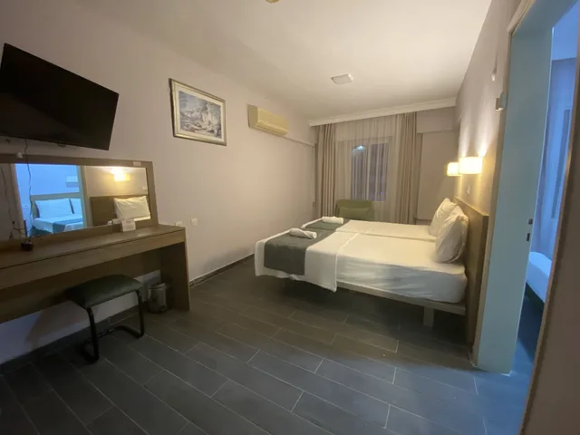 1 Bedroom, Family Suite, 1 Queen and 4 Single Beds, Murphy Bed، Baskent Hotel 6/10
