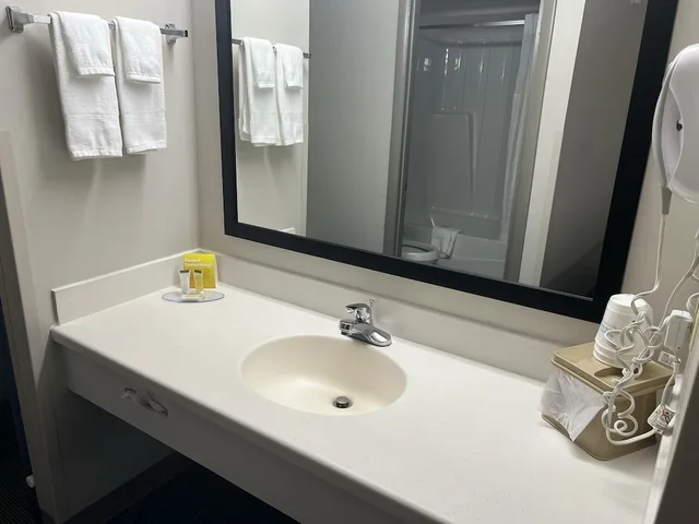 Standard, King Bed, Days Inn by Wyndham Valdosta I-75 9/10