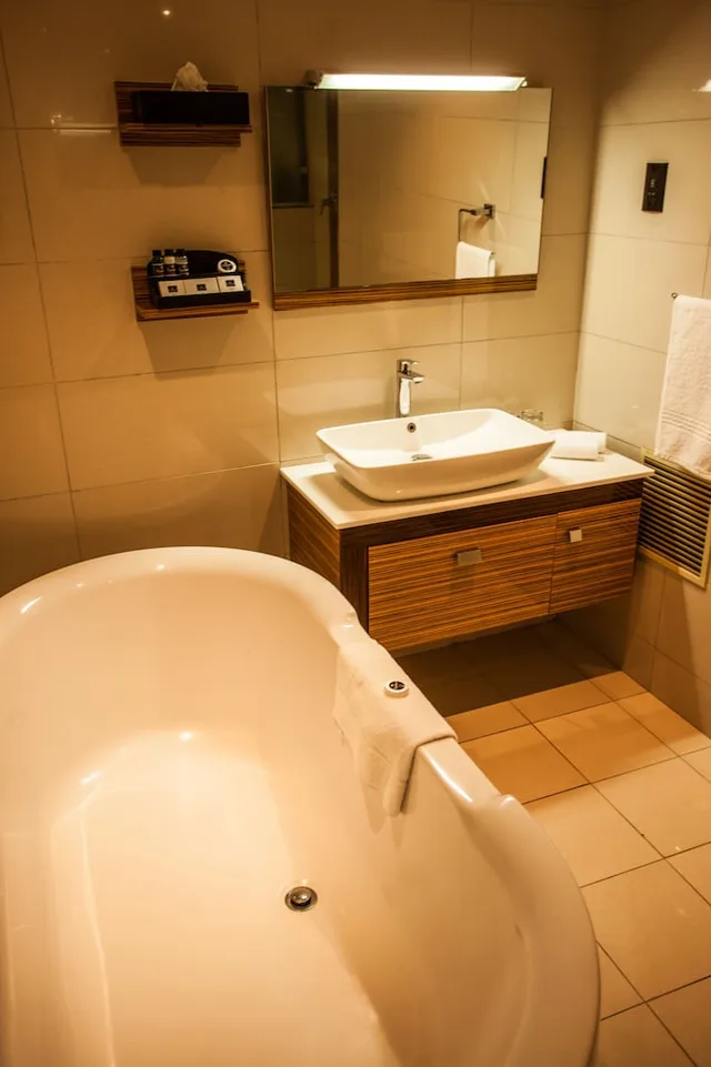 غرفة عائلية رباعية بسرير كينج وسريرين منفصلين بحوض استحمام، Coastlands Umhlanga Hotel 5/5
