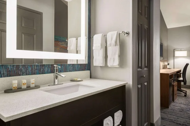 غرفة بسرير كينج بمطبخ صغير، La Quinta Inn And Suites by Wyndham Salem OR 5/5