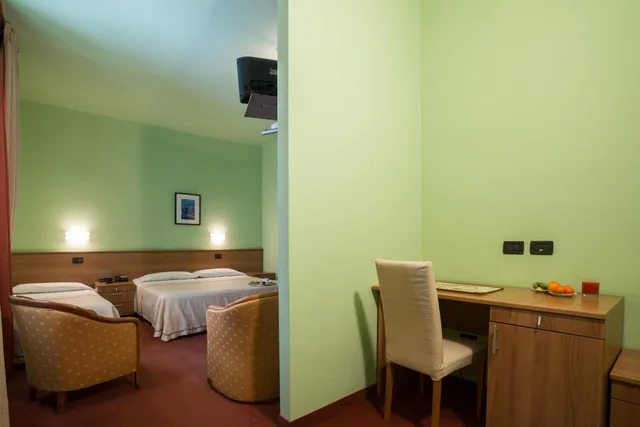 غرفة ثلاثية، Hotel Lux 10/10