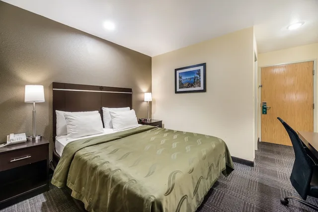 غرفة قياسية بسرير كوين، Quality Inn and Suites near NAS Fallon 2/3