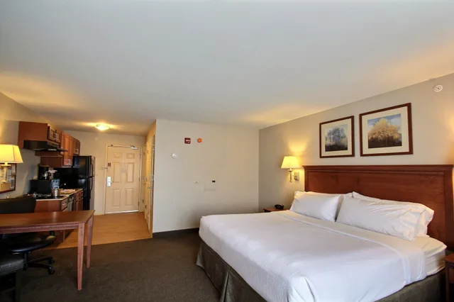جناح بسرير كينج مع أريكة لذوي الإعاقة، Candlewood Suites Milwaukee Airport-Oak Creek 1/7