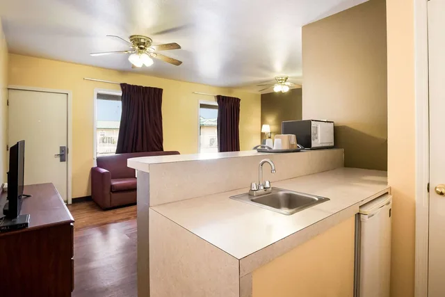 غرفة بسرير كينج، Econo Lodge Bartlesville Hwy 75 3/3
