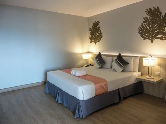 جناح بسرير كينج بإطلالة على البحر، Marine Yensabai Hotel Pattaya 1/2