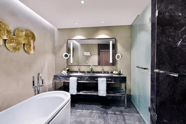 جناح بسرير كينج بغرفة نوم واحدة مع أريكة، Hilton Tanger City Center Hotel And Residences 3/3