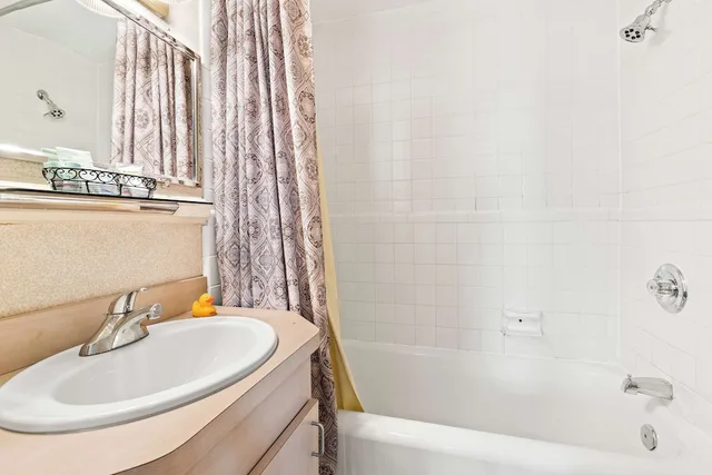 جناح بسرير كوين بمنطقة جلوس بمطبخ صغير، Genetti Hotel SureStay Collection By Best Western 6/6
