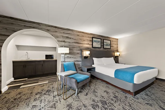 غرفة قياسية بسرير كينج بشرفة، Best Western Parkway Hotel Toronto North 2/10