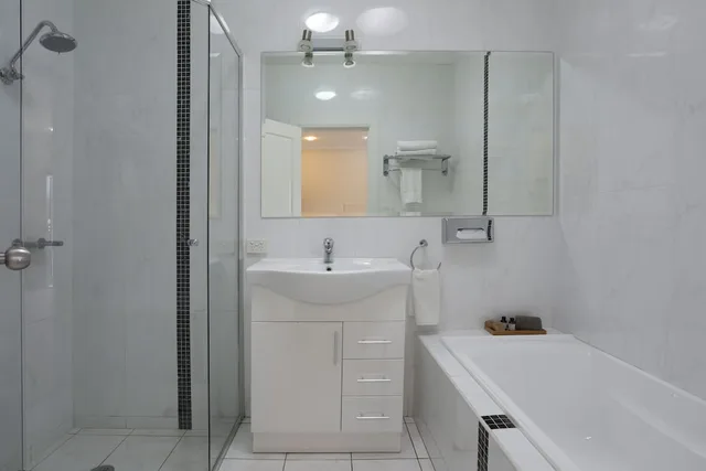 2 Bedrooms, Apartment, 1 Single and 2 Queen Beds, Kitchen، Cadman Motor Inn Tamworth 4/5