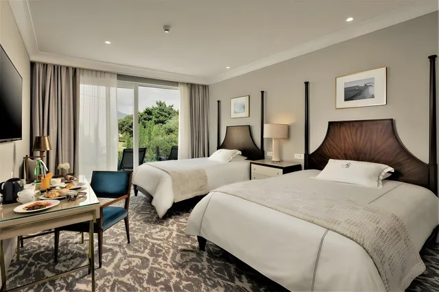 غرفة ديلوكس رباعية بسريرين كوين، Royal Blue Hotel 1/2