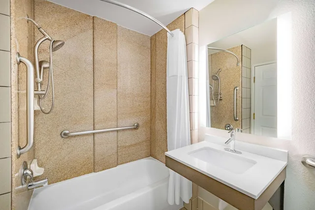 غرفة بسرير كينج لذوي الإعاقة، La Quinta Inn & Suites by Wyndham Gallup 7/10