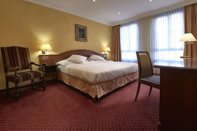 غرفة قياسية بسرير كوين، Hotel d Alleves 2/4