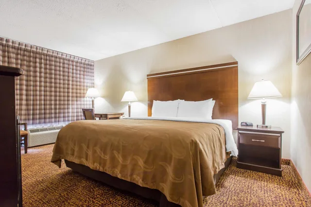 Room, King Bed, Accessible, Quality Inn Mount Airy Mayberry 4/7