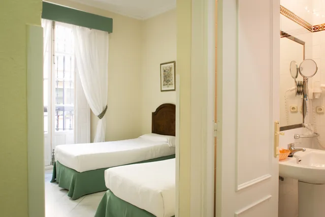 غرفة قياسية ثلاثية، Hotel Abril 3/5