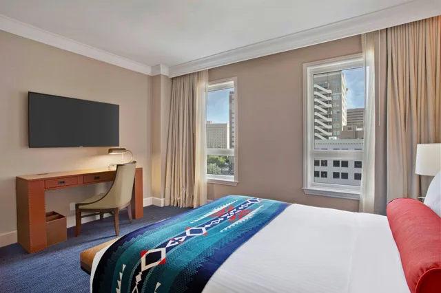 Room, Queen Bed, Hotel Paso Del Norte Autograph Collection 2/10