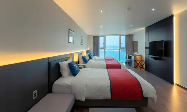 غرفة ديلوكس عائلية ثلاثية بسرير كوين وسريرين منفصلين، Yeosu Venezia Hotel & Suites 2/3