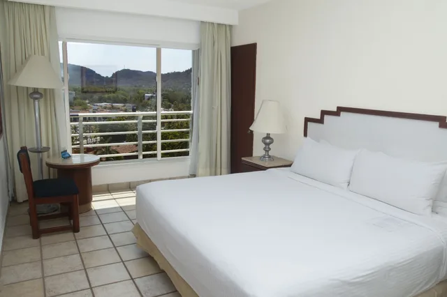 غرفة سوبيريور بسرير كينج بإطلالة على الجبل، Emporio Ixtapa 1/4