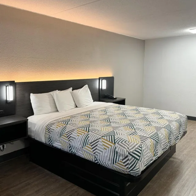 غرفة بسرير كينج، Motel6 Huntsville, AL - University Dr 4/10