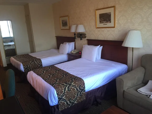 غرفة بسرير مزدوج مع أريكة، Airway Inn at LaGuardia 4/5
