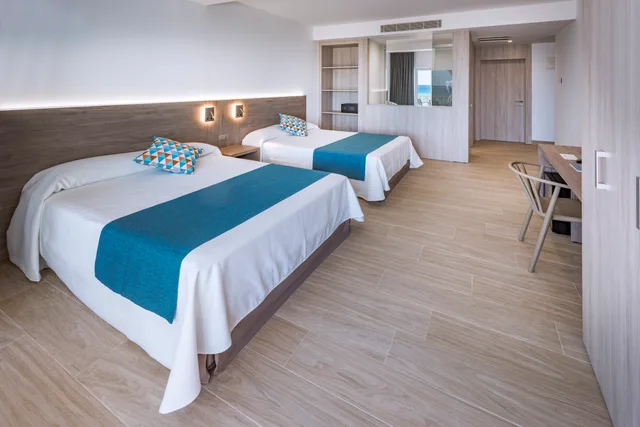 غرفة رباعية بإطلالة على البحر، 4R Gran Europe Hotel 1/4