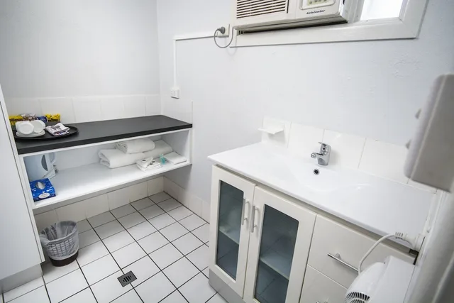 غرفة قياسية بسرير كوين وسرير فردي في الطابق الأرضي، The Beach Motel Hervey Bay 3/4