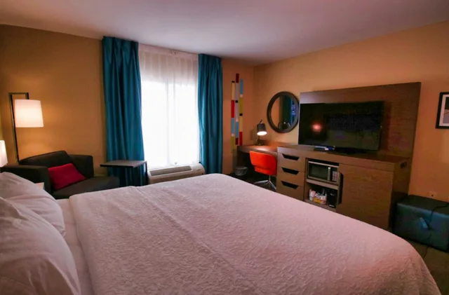 غرفة بسرير كينج، Hampton Inn & Suites Jacksonville - Beach Boulevard/Mayo Clinic Area 1/9