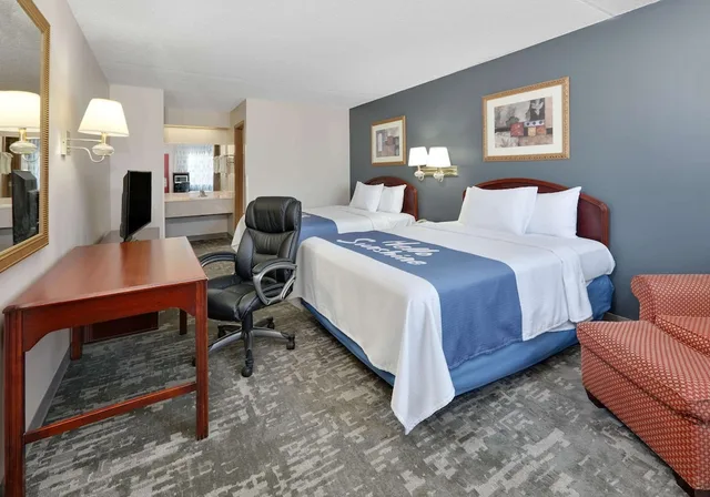 غرفة بسريرين كوين، Days Inn & Suites by Wyndham Bentonville 1/1