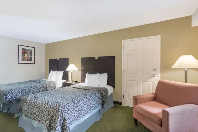 غرفة بسريرين مزدوجين للمدخنين، Days Inn & Suites by Wyndham Columbia Airport 2/3