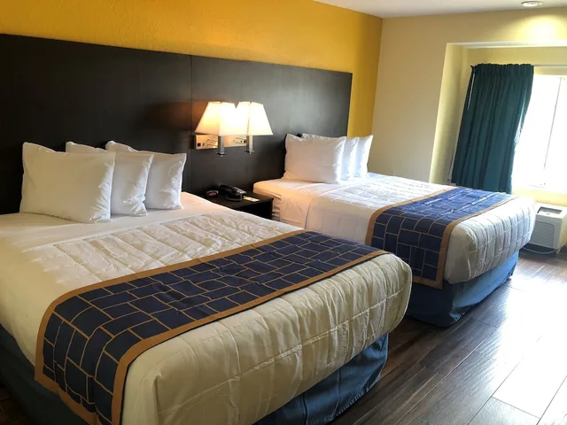 غرفة بسريرين كوين لذوي الإعاقة، Days Inn And Suites By Wyndham Tampa Raymond James Stadium 6/10
