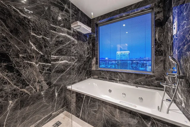 جناح بسرير كينج بحوض جاكوزي للمدخنين، Holiday Inn Ankara - Cukurambar 9/9