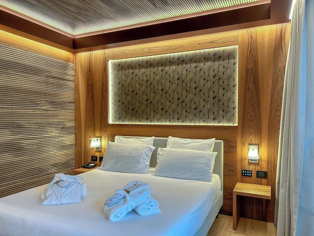 غرفة تنفيذية ثلاثية بسرير مزدوج وسرير فردي بشرفة، Alevic Hotel Sirmione 5/7