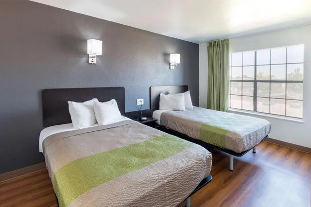 2 Full Beds Suite, Non-Smoking, Kitchen، Studio6 Arlington, TX 2/6