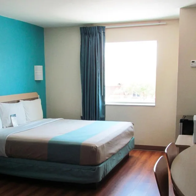 1 King Bed - Mobil Access Tub Nsmk Micfridg, Motel6 Norman, OK 2/10